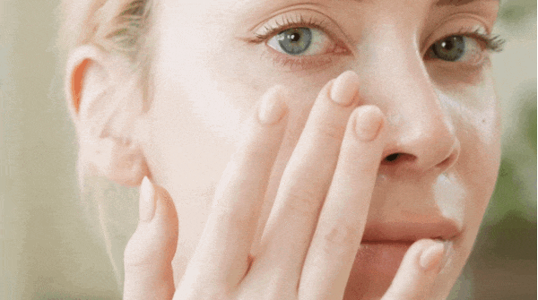 Woman applying V’anhalla Ceramide Moisturizing Cream – hydrating skincare for dry, sensitive skin